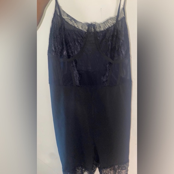 SHEIN Plus Lace Trim Mesh Insert Slip Romper Without
Chain - Picture 2 of 3